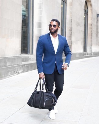 Как носить синий пиджак с белыми низкими кедами мужчине