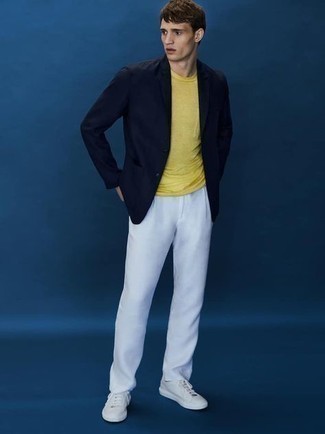 Как носить синий пиджак с белыми низкими кедами мужчине