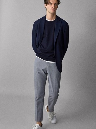 Как носить синий пиджак с белыми низкими кедами мужчине