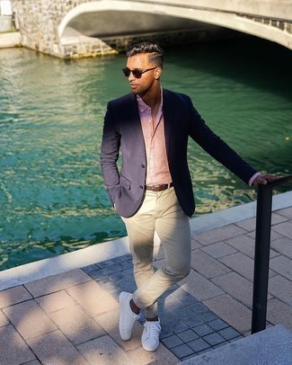 Как носить синий пиджак с белыми низкими кедами мужчине