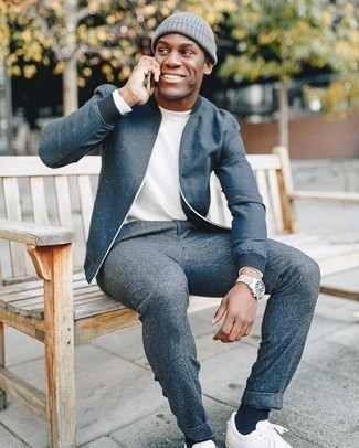 Какие брюки чинос носить с синим бомбером