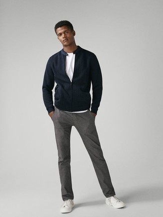 Какие брюки чинос носить с синим бомбером