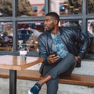 Какие брюки чинос носить с синим бомбером