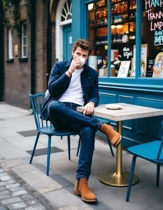 Какие футболки с круглым вырезом носить с синим бомбером мужчине