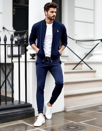 Какие футболки с круглым вырезом носить с синим бомбером мужчине