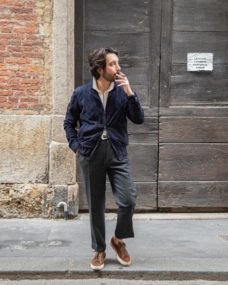 Как носить синий бомбер с серыми брюками чинос