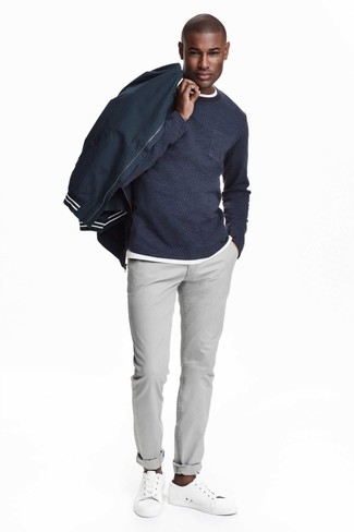 Как носить синий бомбер с серыми брюками чинос