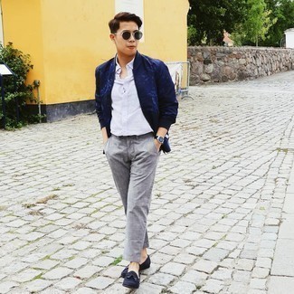 Как носить синий бомбер с серыми брюками чинос