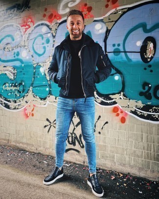 Какие джинсы носить с синим бомбером мужчине