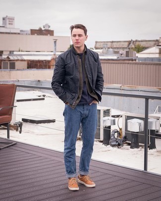 Какие джинсы носить с синим бомбером мужчине