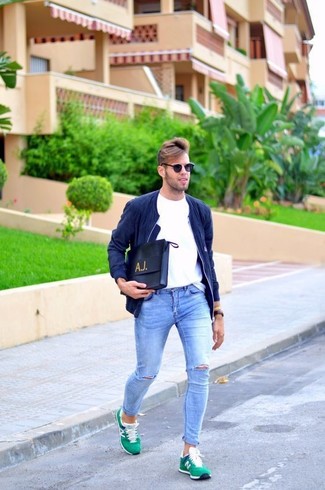 Как носить синий бомбер с голубыми джинсами мужчине