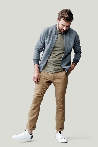 Какие низкие кеды носить с синим бомбером мужчине