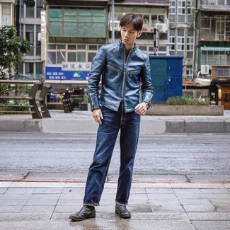 Как носить синий бомбер с темно-синими джинсами мужчине