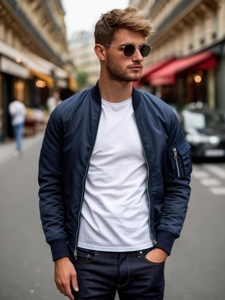 Как носить синий бомбер с темно-синими джинсами мужчине