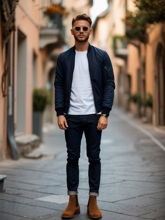 Как носить синий бомбер с темно-синими джинсами мужчине