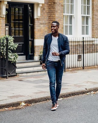 Как носить синий бомбер с темно-синими джинсами мужчине