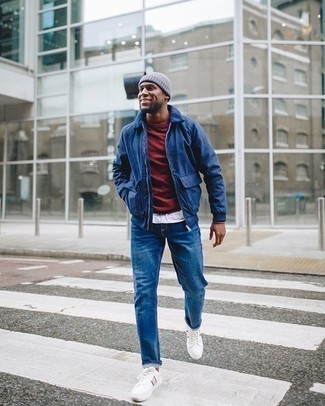 Как носить синий бомбер с темно-синими джинсами мужчине