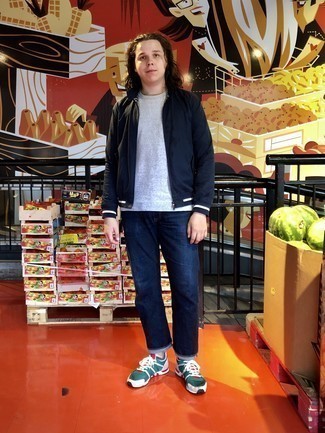 Как носить синий бомбер с темно-синими джинсами мужчине