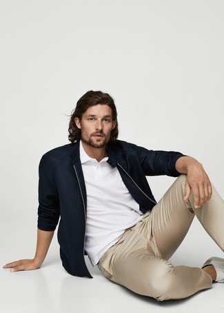 Какие футболки-поло носить с синим бомбером мужчине