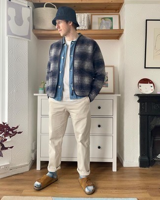 Какие сандалии носить с синим бомбером мужчине