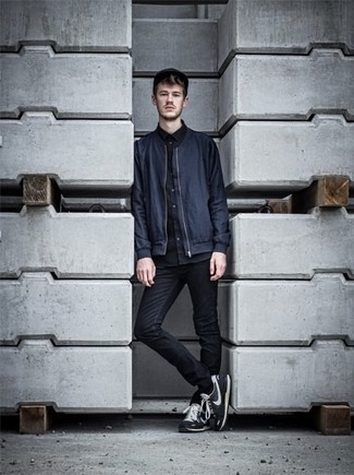 Какие зауженные джинсы носить с синим бомбером мужчине