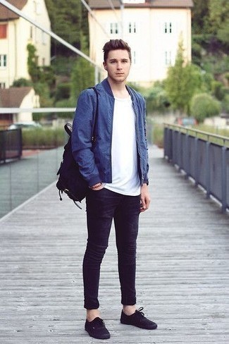 Какие зауженные джинсы носить с синим бомбером мужчине