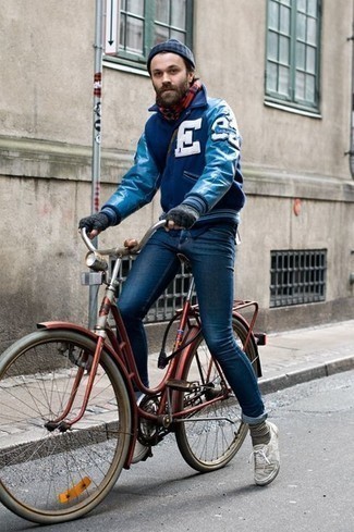 Какие зауженные джинсы носить с синим бомбером мужчине