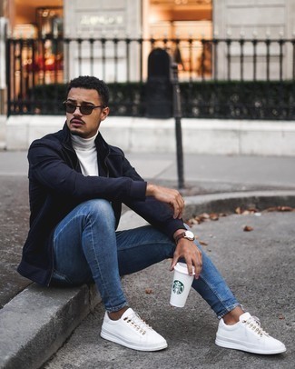 Какие зауженные джинсы носить с синим бомбером мужчине