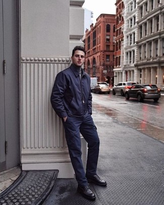 Какие водолазки носить с синим бомбером мужчине