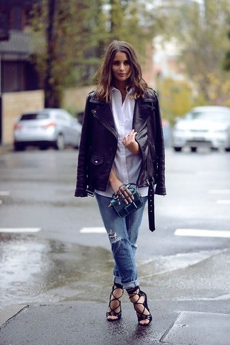 С чем носить синие джинсы-бойфренды