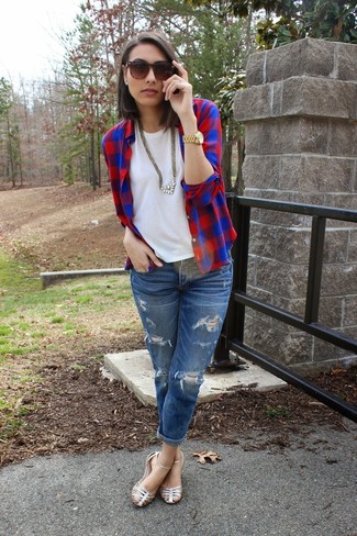 Как носить синие джинсы-бойфренды с белой майкой