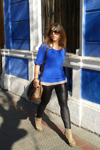 Как носить синий вязаный свитер с черными кожаными леггинсами