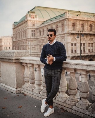 Какие брюки чинос носить с синим вязаным свитером