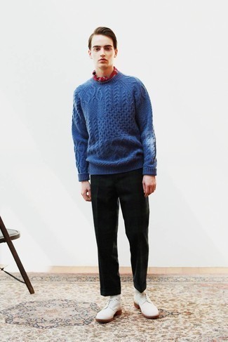 Какие классические брюки носить с синим вязаным свитером мужчине