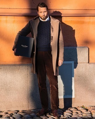 Какие дафлкоты носить с синим вязаным свитером мужчине