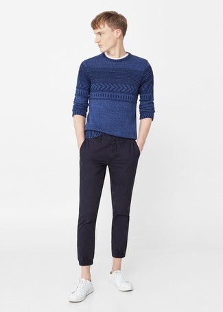 Какие низкие кеды носить с синим вязаным свитером мужчине