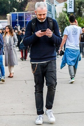 Какие низкие кеды носить с синим вязаным свитером мужчине