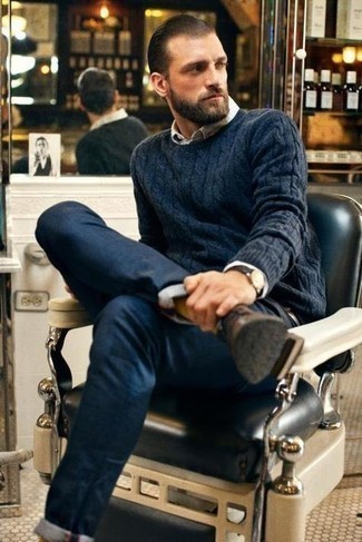 Как носить синий вязаный свитер с темно-синими джинсами мужчине