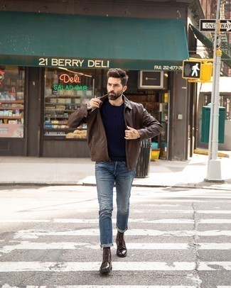 Как носить синий вязаный свитер с темно-синими джинсами мужчине