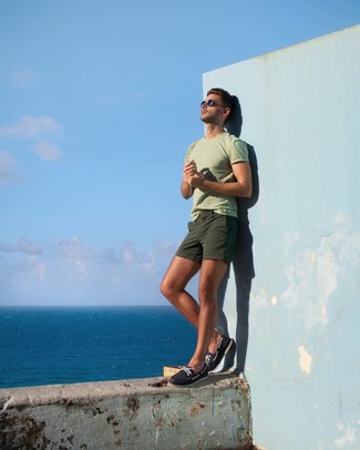 С чем носить синие топсайдеры из плотной ткани