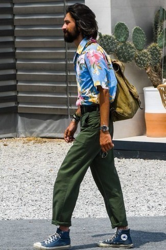 С чем носить синие высокие кеды из плотной ткани мужчине