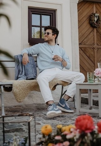 С чем носить синие высокие кеды из плотной ткани мужчине