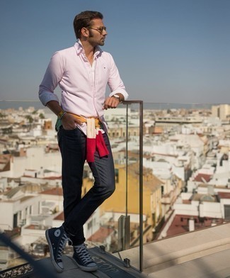 С чем носить синие высокие кеды из плотной ткани мужчине