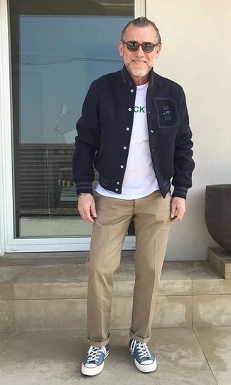 С чем носить синие высокие кеды из плотной ткани мужчине