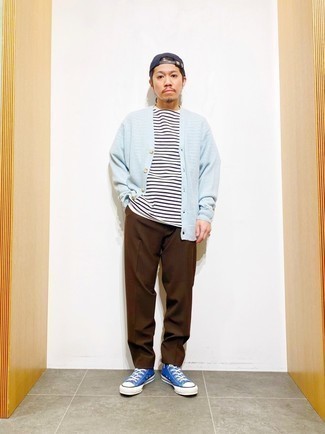 С чем носить синие высокие кеды из плотной ткани мужчине