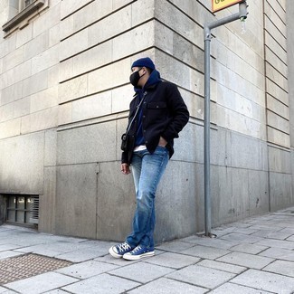 С чем носить синие высокие кеды из плотной ткани мужчине