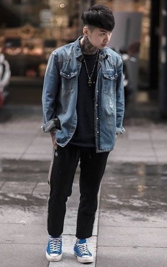 С чем носить синие низкие кеды из плотной ткани мужчине