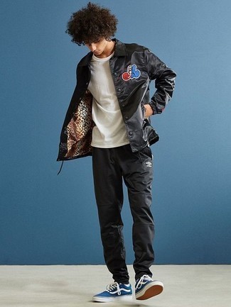 С чем носить синие низкие кеды из плотной ткани мужчине