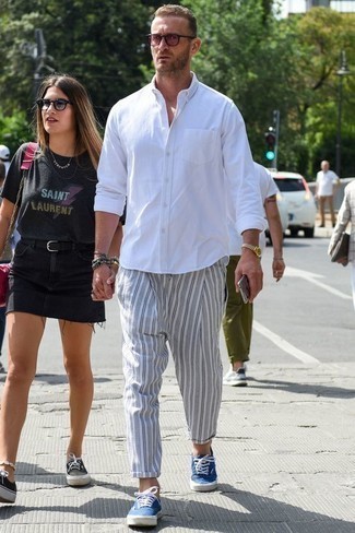 С чем носить синие низкие кеды из плотной ткани мужчине