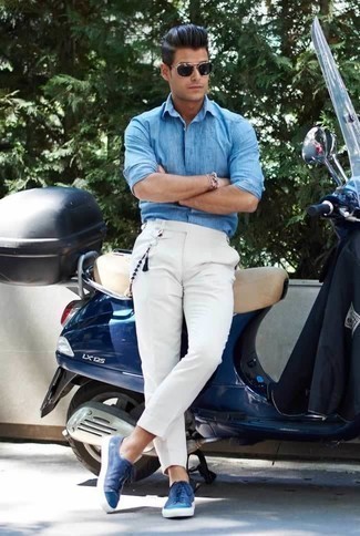 С чем носить синие низкие кеды из плотной ткани мужчине